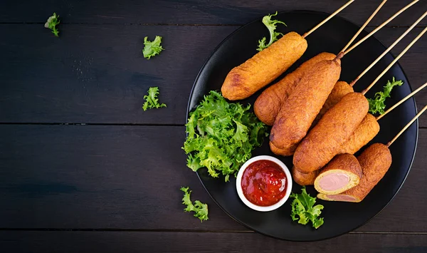 Perros Maíz Americanos Tradicionales Con Mostaza Ketchup Plato Negro Comida —  Fotos de Stock