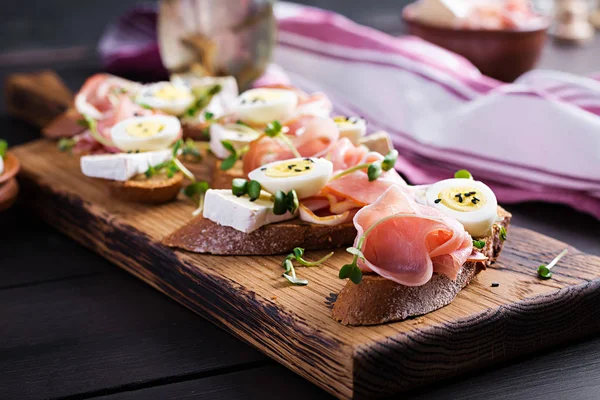 Bruschetta Prosciutto Jamon Traditional Italian Antipasto Delicious Snack Bread Brie — Stock Photo, Image