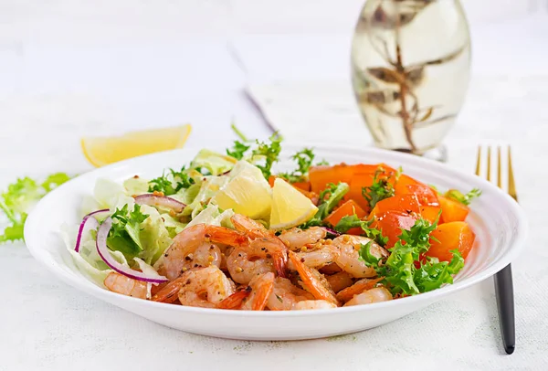 Salada Frutas Com Camarões Fritos Camarões Caqui Cebola Vermelha Alface — Fotografia de Stock