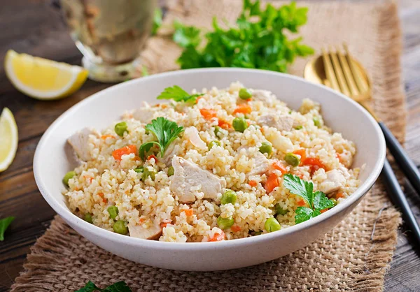 Bulgur Con Pollo Guisantes Zanahoria Sobre Fondo Madera —  Fotos de Stock