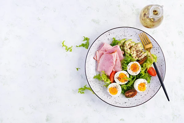 Ketogeen Paleo Dieet Gekookte Eieren Ham Avocado Verse Salade Keto — Stockfoto