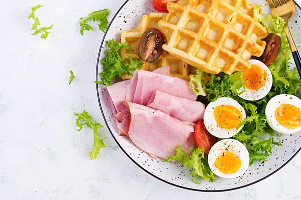 Desayuno Con Gofres Harina Maíz Huevo Cocido Jamón Tomate Sobre —  Fotos de Stock