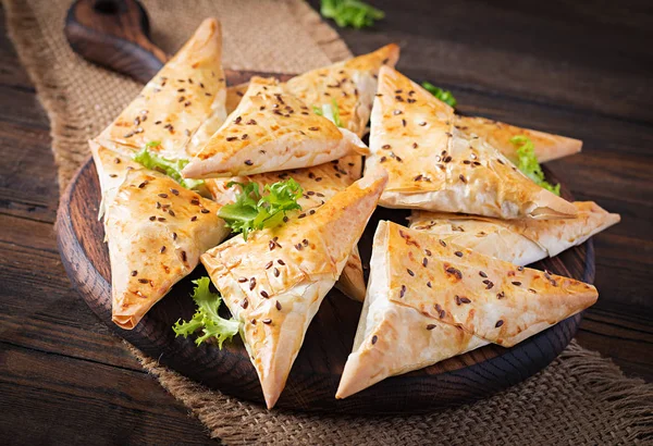 Comida Asiática Samsa Samosas Com Filé Frango Queijo Sobre Fundo — Fotografia de Stock