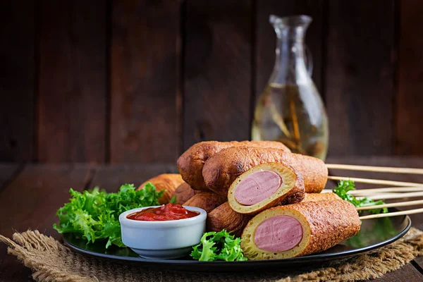 Traditionelle Amerikanische Maishunde Mit Senf Und Ketchup Auf Schwarzem Teller — Stockfoto