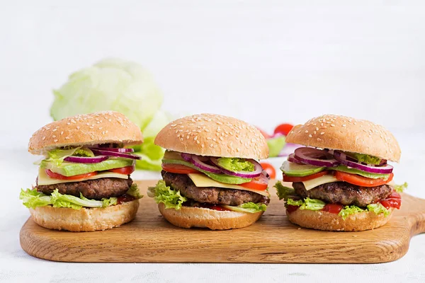 Panino Grande Hamburger Hamburger Con Manzo Avocado Pomodoro Cipolle Rosse — Foto Stock