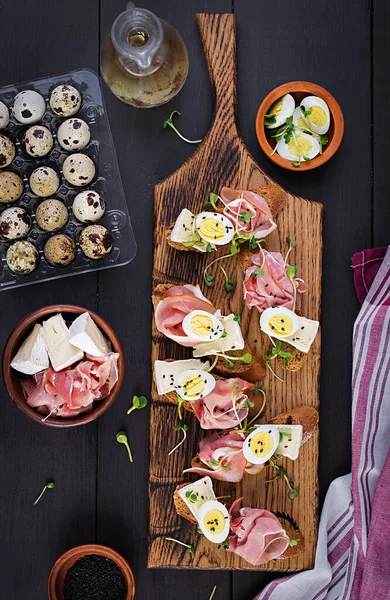 Bruschetta Prosciutto Jamon Παραδοσιακό Ιταλικό Antipasto Νόστιμο Σνακ Ψωμί Τυρί — Φωτογραφία Αρχείου