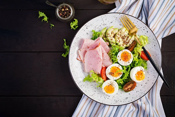 ケトゲン パレオダイエット ゆで卵 アボカド 新鮮なサラダ 朝食を取ってブランチだトップビュー オーバーヘッド — ストック写真