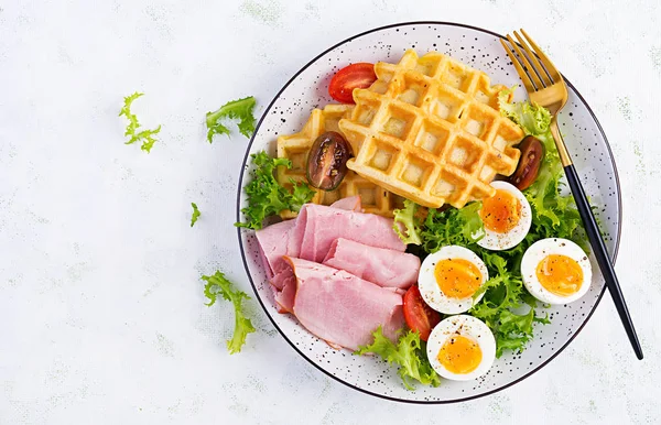 Desayuno Con Gofres Harina Maíz Huevo Cocido Jamón Tomate Sobre —  Fotos de Stock