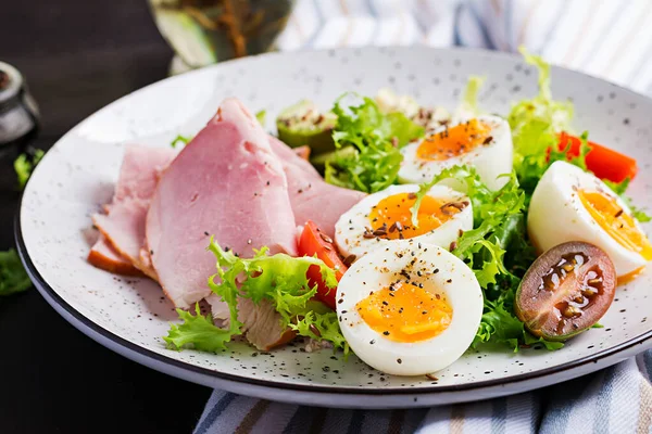 Diet Ketogenik Paleo Telur Rebus Ham Alpukat Dan Salad Segar — Stok Foto