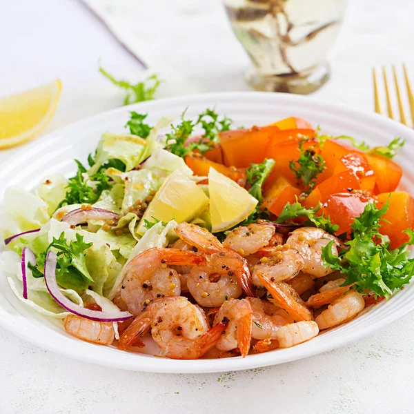 Salada Frutas Com Camarões Fritos Camarões Caqui Cebola Vermelha Alface — Fotografia de Stock