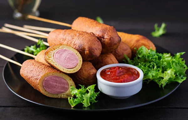 Traditional American Corn Dogs Mustard Ketchup Black Plate Street Food — 스톡 사진