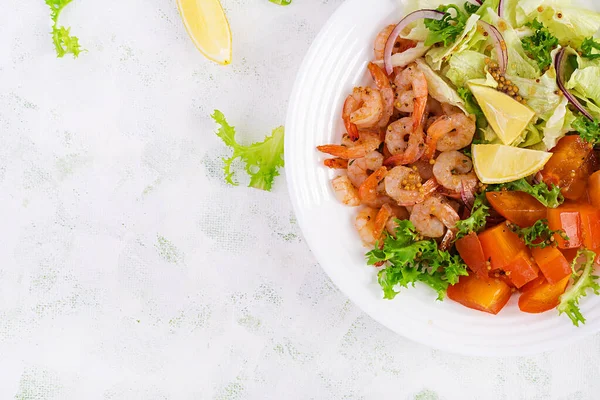 Fruit Salad Fried Prawns Shrimps Persimmon Red Onion Lettuce White — Stock Photo, Image