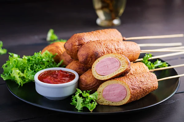 Traditionele Amerikaanse Corn Dogs Met Mosterd Ketchup Zwarte Plaat Straatvoedsel — Stockfoto