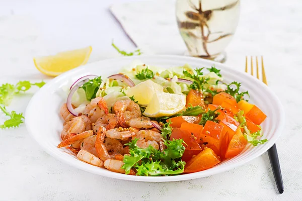 Fruit Salad Fried Prawns Shrimps Persimmon Red Onion Lettuce White — Stock Photo, Image