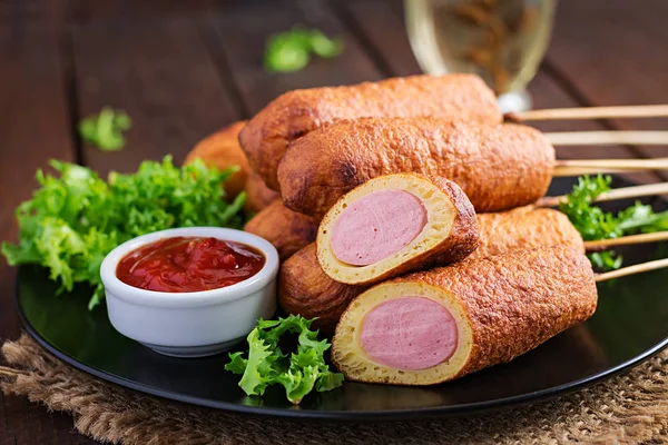 Traditionele Amerikaanse Corn Dogs Met Mosterd Ketchup Zwarte Plaat Straatvoedsel — Stockfoto