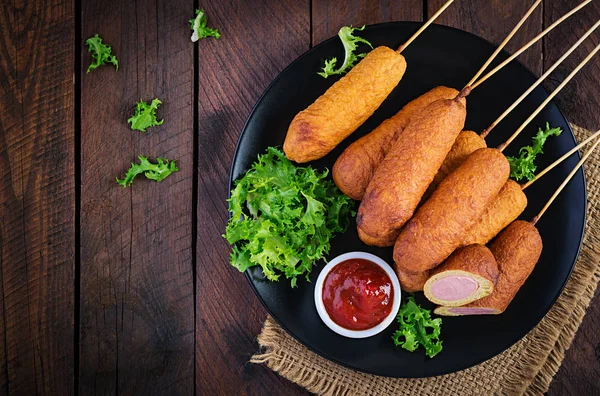 Traditionelle Amerikanische Maishunde Mit Senf Und Ketchup Auf Schwarzem Teller — Stockfoto