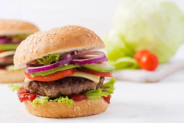 Big Sandwich Hamburger Mit Rindfleisch Avocado Tomaten Und Roten Zwiebeln — Stockfoto
