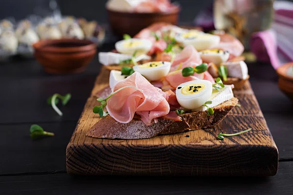 Bruschetta Prosciutto Jamon Traditional Italian Antipasto Delicious Snack Bread Brie — Stock Photo, Image