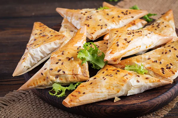 Comida Asiática Samsa Samosas Com Filé Frango Queijo Sobre Fundo — Fotografia de Stock