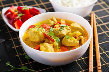 Hint usulü körili tavuk ve basmati pilavı. Geleneksel Hint yemeği. Tavuk tikka masala. Hint mutfağı.
