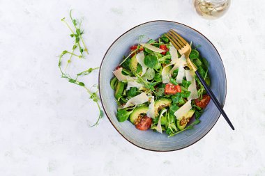 Taze sebzelerden oluşan sağlıklı bir salata. Domates, avokado, mısır salatası, bezelye filizi ve kase içinde chia tohumu. Paleo diyet menüsü. Üst manzara, düz uzanma