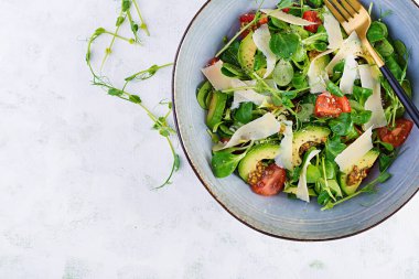 Taze sebzelerden oluşan sağlıklı bir salata. Domates, avokado, mısır salatası, bezelye filizi ve kase içinde chia tohumu. Paleo diyet menüsü. Üst manzara, düz uzanma