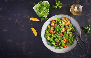 Taze salata domates, avokado, mısır salatası ve chia tohumu. Sağlıklı gıda konsepti. Vejetaryen / vejetaryen mutfağı. Beslenme yemeği. Üst görünüm, genel görünüm
