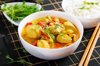 Hint usulü körili tavuk ve basmati pilavı. Geleneksel Hint yemeği. Tavuk tikka masala. Hint mutfağı.
