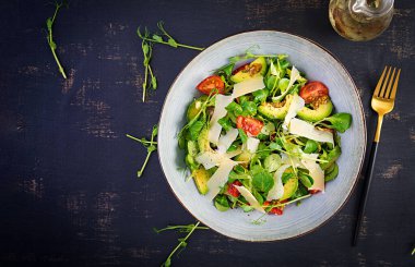 Taze salata domates, avokado, mısır salatası, chia tohumu ve parmesan..