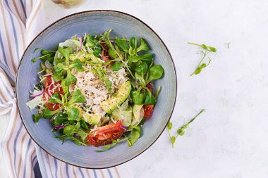 Tavuk göğsü, mısır salatası, salatalık, avokado ve domates. Tavuk salatası. İtalyan mutfağı. Sağlıklı gıda konsepti. Üst görünüm, genel görünüm