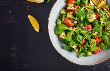 Taze salata domates, avokado, mısır salatası ve chia tohumu. Sağlıklı f