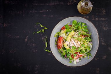 Tavuk göğsü, mısır salatası, salatalık, avokado ve domates. Tavuk salatası. İtalyan mutfağı. Sağlıklı gıda konsepti. Üst görünüm, genel görünüm