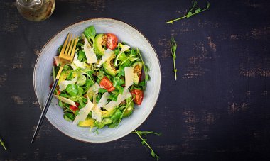 Taze salata domates, avokado, mısır salatası, chia tohumu ve parmesan..