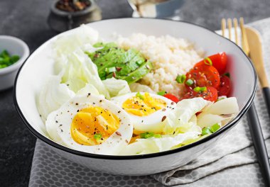 Kuskus, yumurta ve sebze kase. Sağlıklı, diyet, vejetaryen gıda kavramı. Vejetaryen Buda kase.