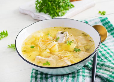 Diyet çorbası. Erişteli tavuk çorbası ve beyaz kasede sebze..