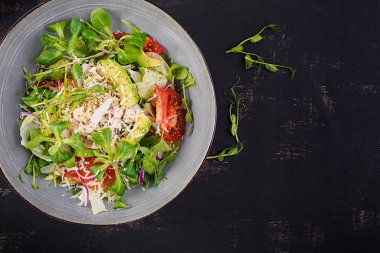 Tavuk göğsü, mısır salatası, salatalık, avokado ve domates. Tavuk salatası. İtalyan mutfağı. Sağlıklı gıda konsepti. Üst görünüm, genel görünüm