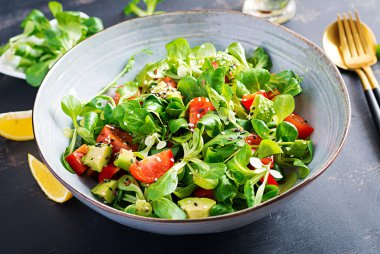 Taze salata domates, avokado, mısır salatası ve chia tohumu. Sağlıklı gıda konsepti. Vejetaryen / vejetaryen mutfağı. Beslenme yemeği..