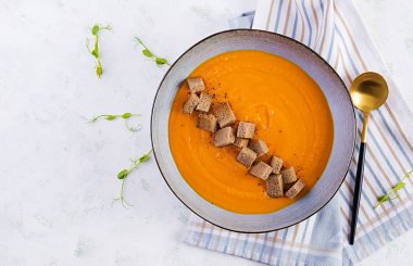 Kavanoz ve bezelye filizi ile servis edilen kabak çorbası. Sebze