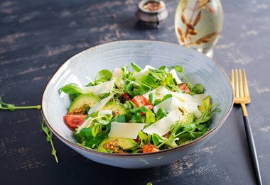 Taze sebzeli sağlıklı salata - domates, avokado, mısır salatası