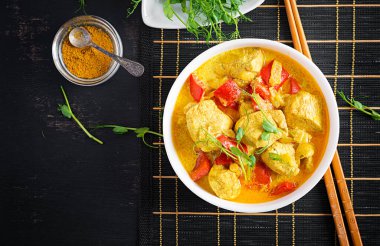 Hint usulü körili tavuk ve basmati pilavı. Geleneksel Hint yemeği. Tavuk tikka masala. Hint mutfağı. Üst manzara, düz uzanma