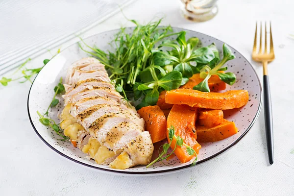 Hühnerfilet Mit Gebackenem Kürbis Und Maissalat Gesunde Ernährung Ketogene Ernährung — Stockfoto