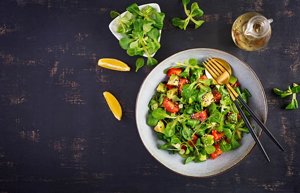 Verse Saladetomaat Avocado Maïsalade Chiazaad Gezond Voedsel Concept Vegetarische Veganistische — Stockfoto