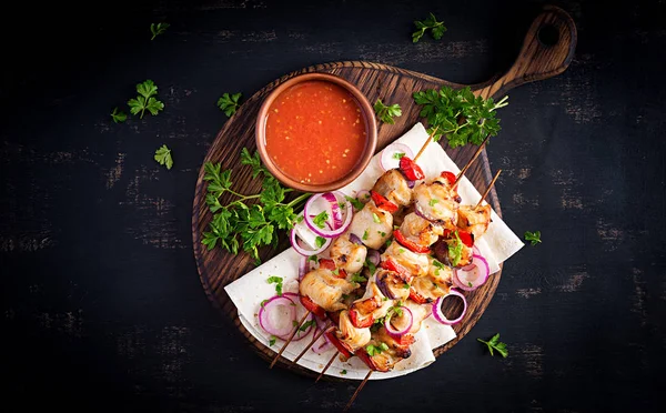 Kebab Pollo Parrilla Con Pimentón Una Tabla Madera Brochetas Carne — Foto de Stock