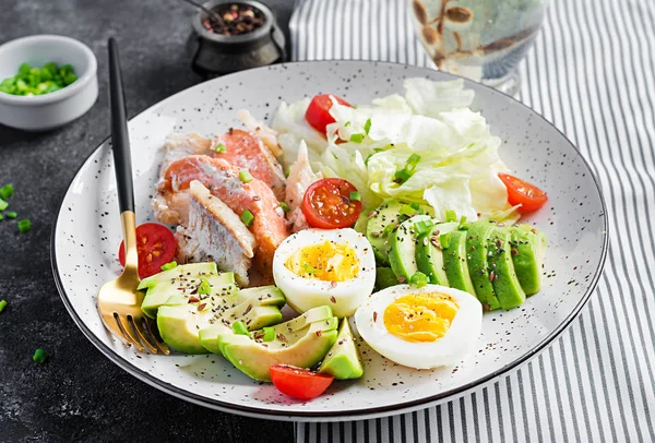 Micul Dejun Ketogenic Ouă Pește Avocado Salată Verde Semințe Micul — Fotografie, imagine de stoc