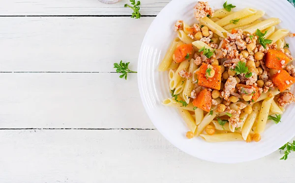 Pastas Italianas Penne Con Carne Picada Garbanzos Calabaza Comida Saludable — Foto de Stock