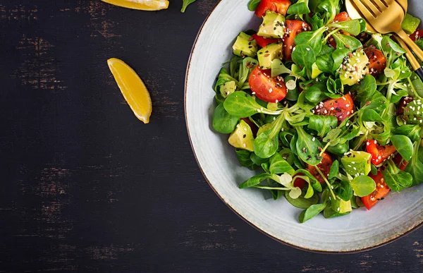 Salade de tomates fraîches, avocat, salade de maïs et graines de chia. Santé f — Photo