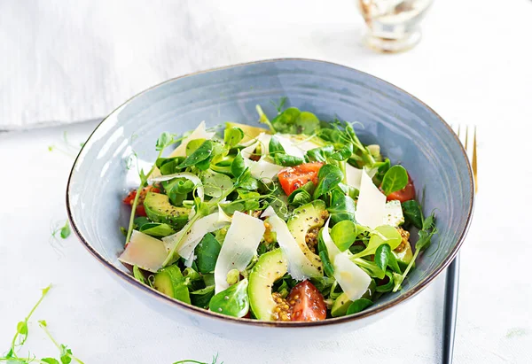 Salade Saine Légumes Frais Tomates Avocat Salade Maïs Germes Pois — Photo