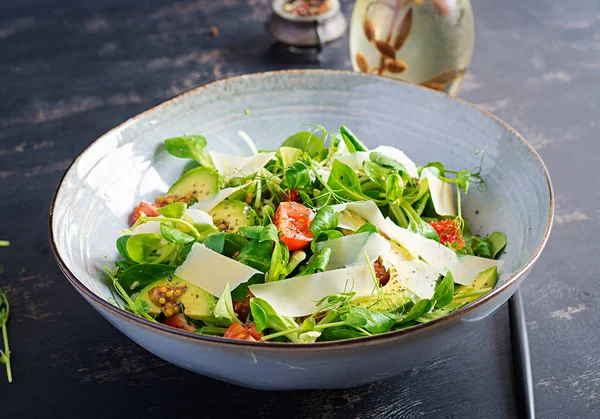 Taze sebzeli sağlıklı salata - domates, avokado, mısır salatası