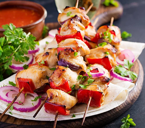 Kebab Frango Grelhado Com Páprica Uma Tábua Madeira Espetos Carne — Fotografia de Stock