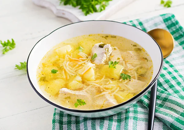 ダイエットスープ 白鉢の中に麺と野菜のチキンスープ — ストック写真